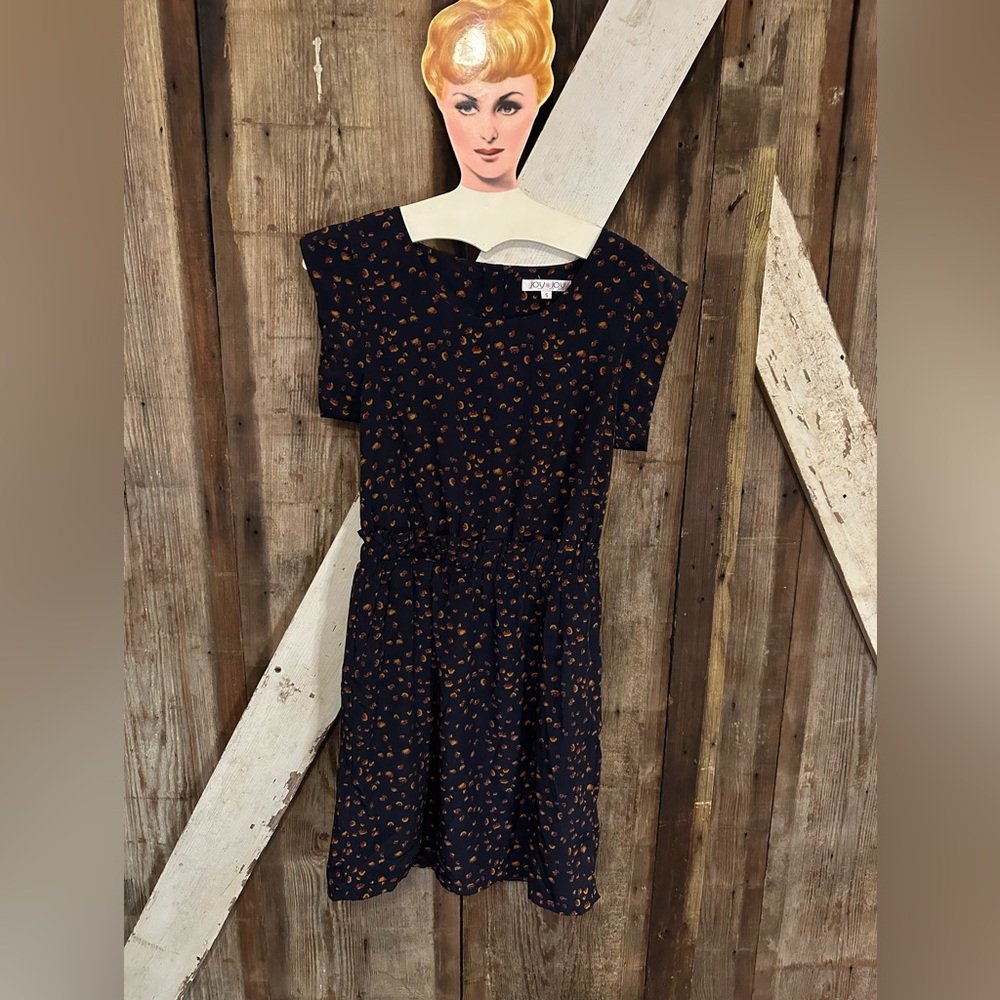 NWOT Adorable mini dress with pockets button back